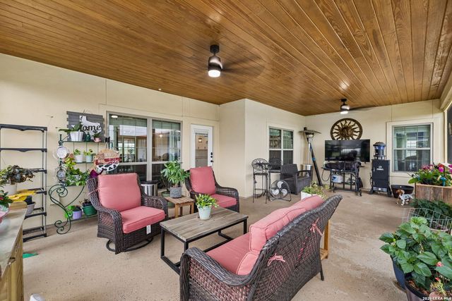 9691 Crow Ln, Adkins, TX 78101