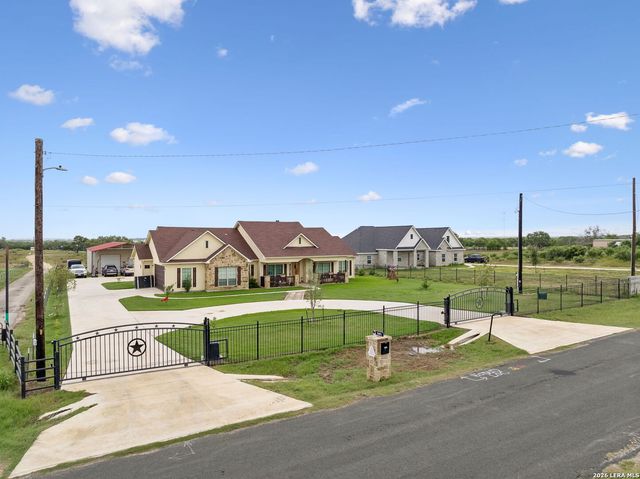 9691 Crow Ln, Adkins, TX 78101