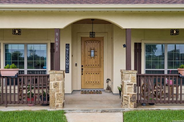 9691 Crow Ln, Adkins, TX 78101