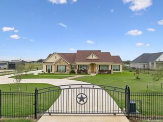 9691 Crow Ln, Adkins, TX 78101