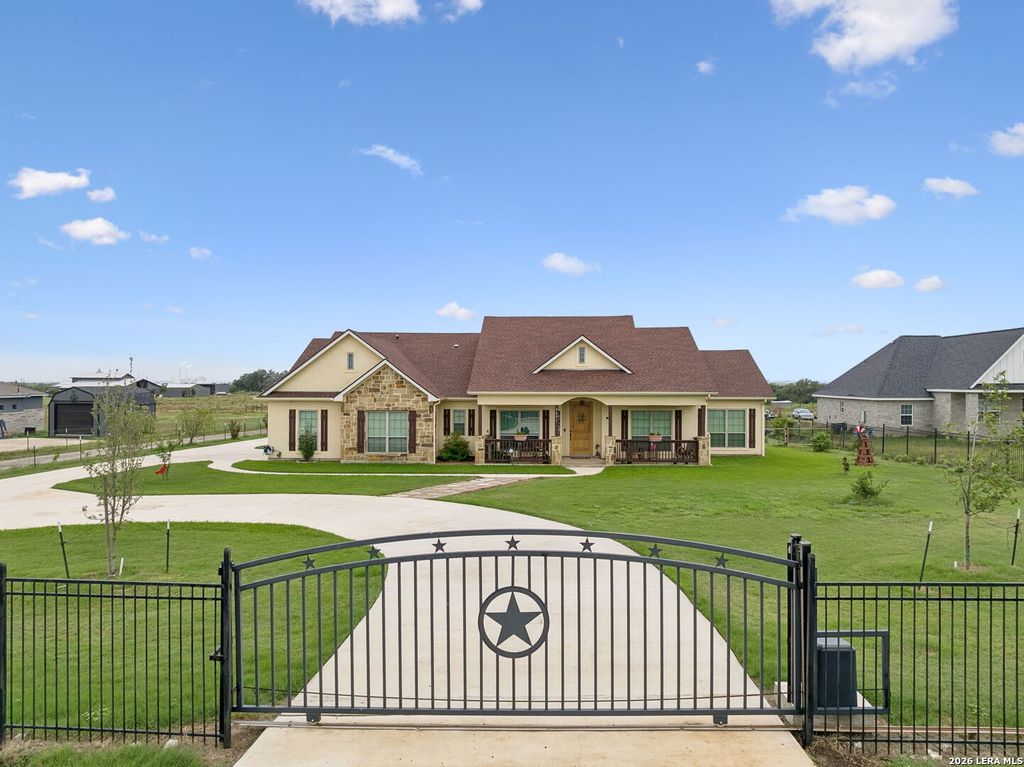 9691 Crow Ln, Adkins, TX 78101