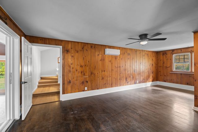 15 Pomps Lane, North Branford, CT 06471