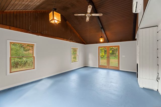 15 Pomps Lane, North Branford, CT 06471