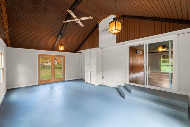 15 Pomps Lane, North Branford, CT 06471