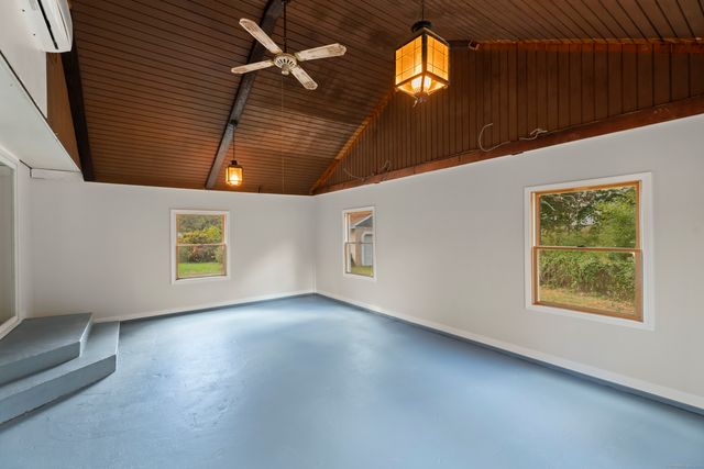 15 Pomps Lane, North Branford, CT 06471