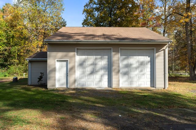 15 Pomps Lane, North Branford, CT 06471