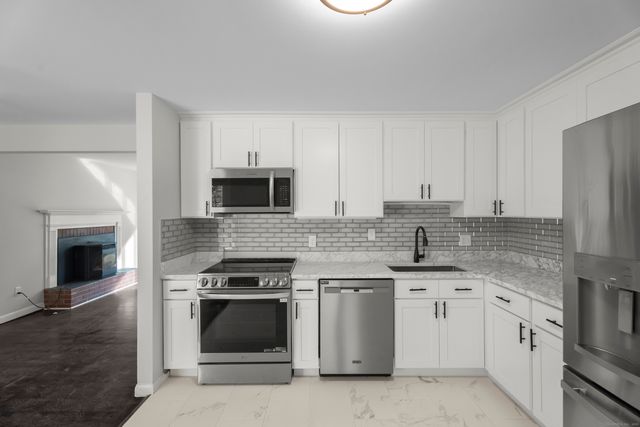 15 Pomps Lane, North Branford, CT 06471