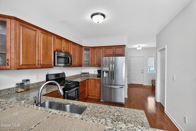 7 Jordan Point Drive, North Greenbush, NY 12180