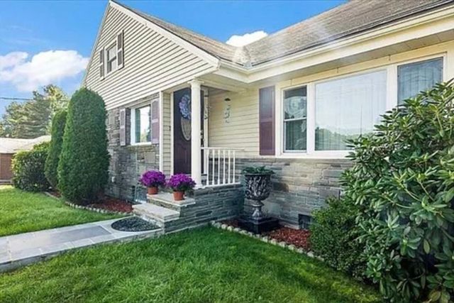 3 Greenview Rd 3, Stoneham, MA 02180