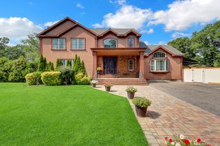21 Morris Avenue, Patchogue, NY 11772