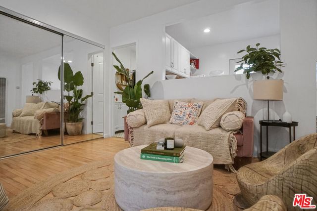 705 Flower Avenue, Venice, CA 90291