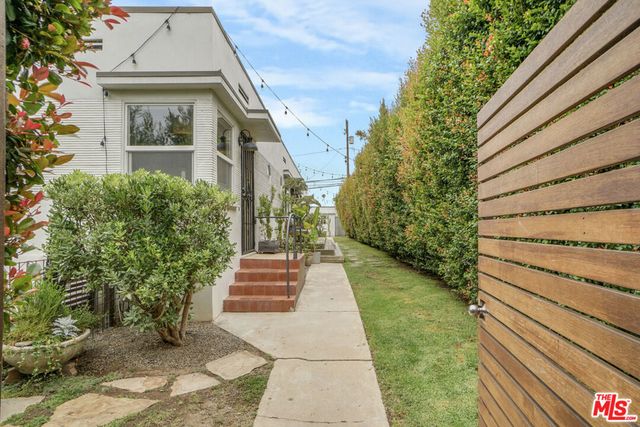 705 Flower Avenue, Venice, CA 90291