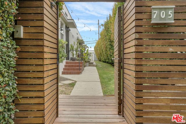 705 Flower Avenue, Venice, CA 90291