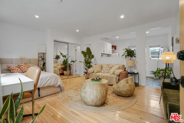 705 Flower Avenue, Venice, CA 90291