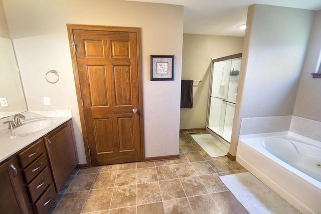 1822 Rockridge WAY, Waukesha, WI 53188