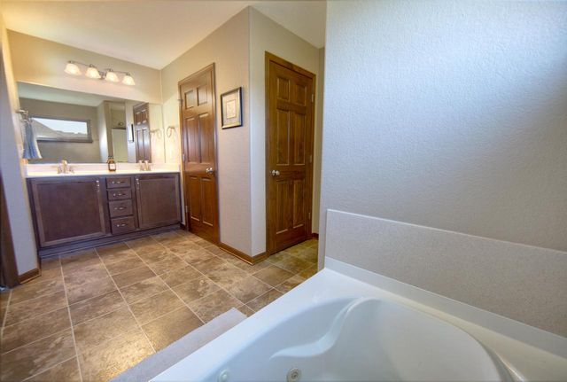1822 Rockridge WAY, Waukesha, WI 53188