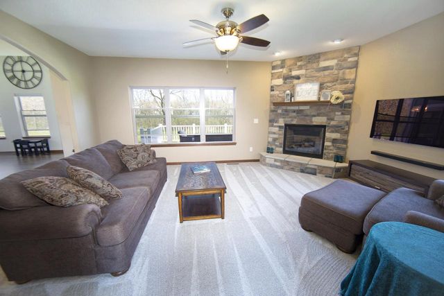 1822 Rockridge WAY, Waukesha, WI 53188