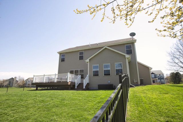 1822 Rockridge WAY, Waukesha, WI 53188