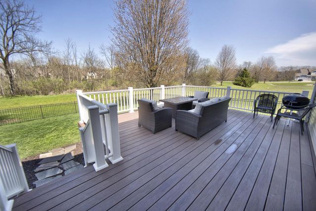 1822 Rockridge WAY, Waukesha, WI 53188