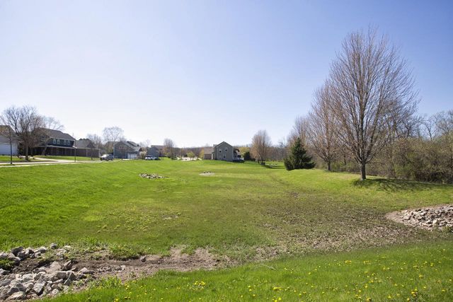 1822 Rockridge WAY, Waukesha, WI 53188
