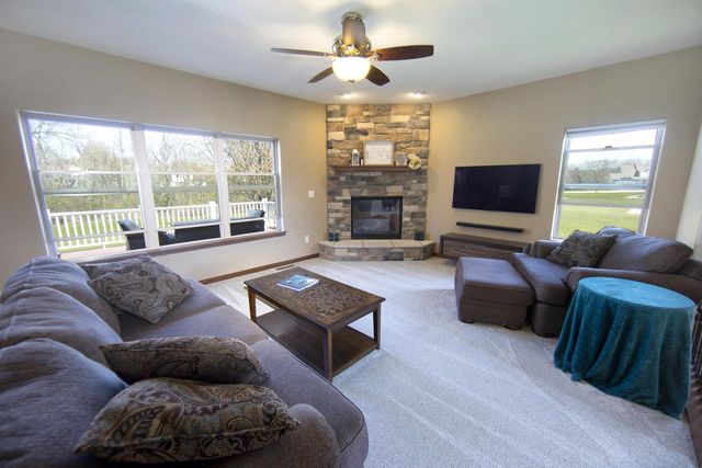1822 Rockridge WAY, Waukesha, WI 53188
