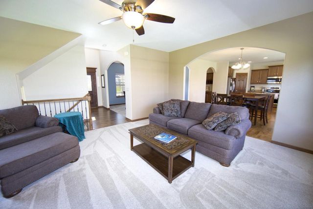 1822 Rockridge WAY, Waukesha, WI 53188