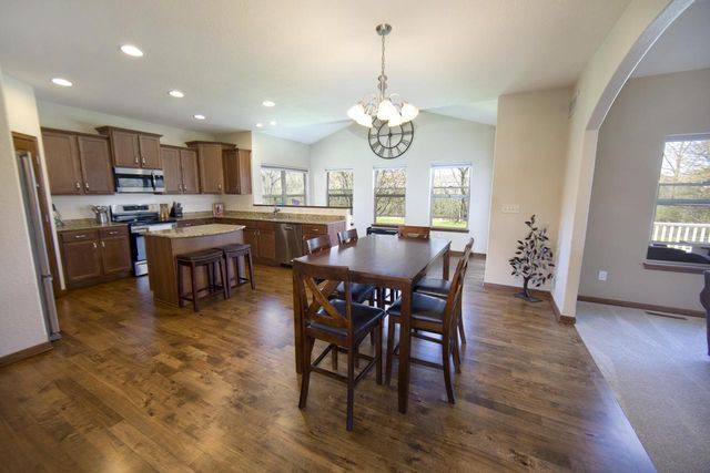 1822 Rockridge WAY, Waukesha, WI 53188