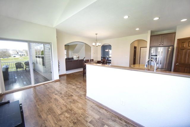 1822 Rockridge WAY, Waukesha, WI 53188