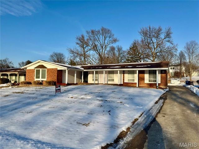 890 Meadowgrass Drive, Florissant, MO 63033