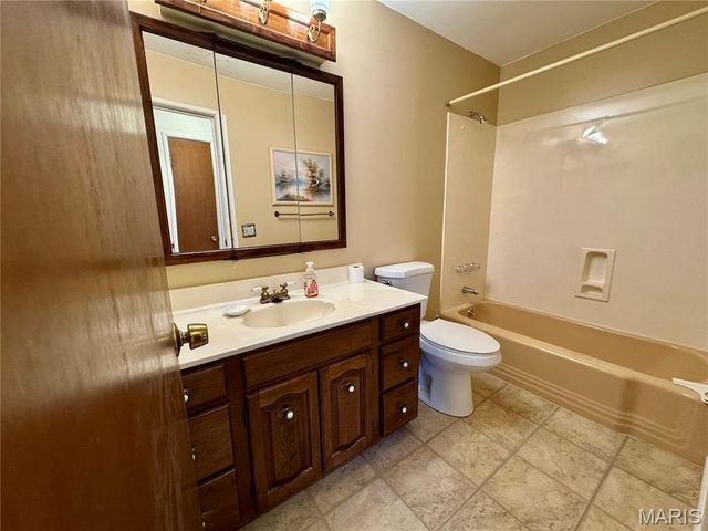 890 Meadowgrass Drive, Florissant, MO 63033