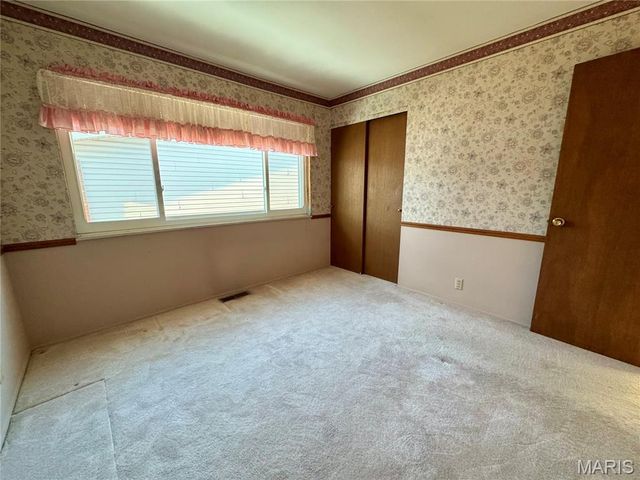 890 Meadowgrass Drive, Florissant, MO 63033