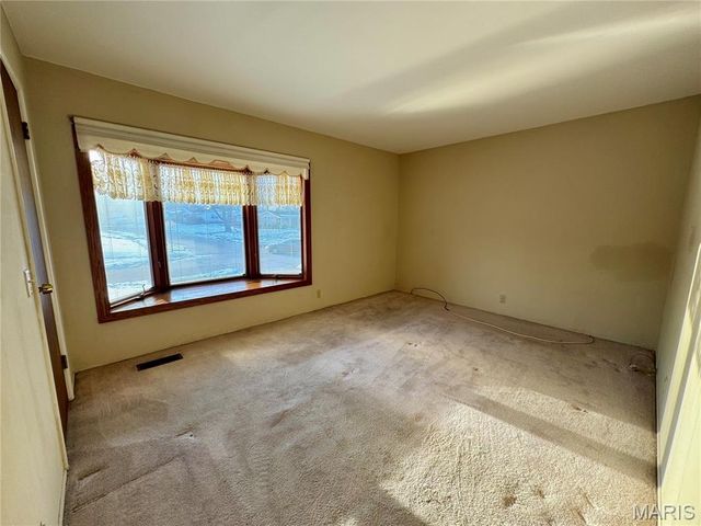 890 Meadowgrass Drive, Florissant, MO 63033