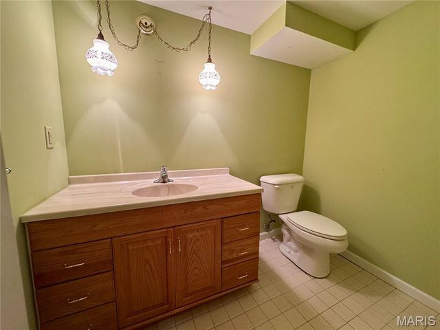 890 Meadowgrass Drive, Florissant, MO 63033