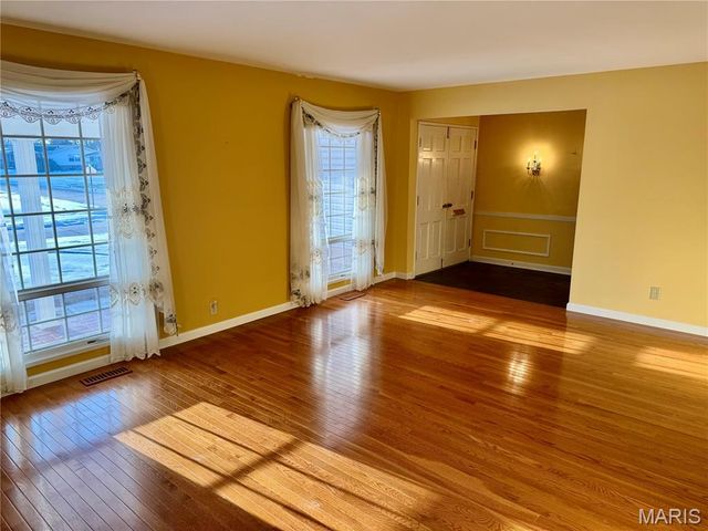 890 Meadowgrass Drive, Florissant, MO 63033