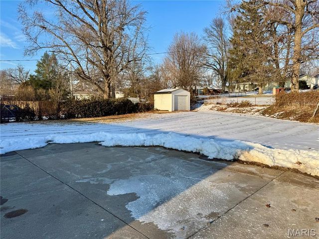 890 Meadowgrass Drive, Florissant, MO 63033