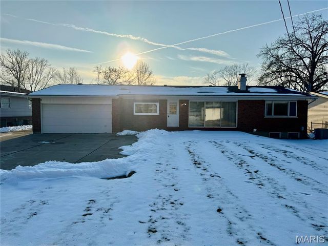 890 Meadowgrass Drive, Florissant, MO 63033