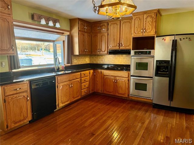 890 Meadowgrass Drive, Florissant, MO 63033