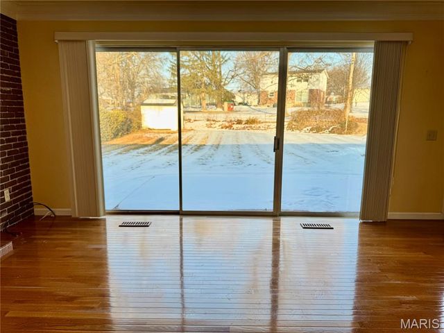 890 Meadowgrass Drive, Florissant, MO 63033