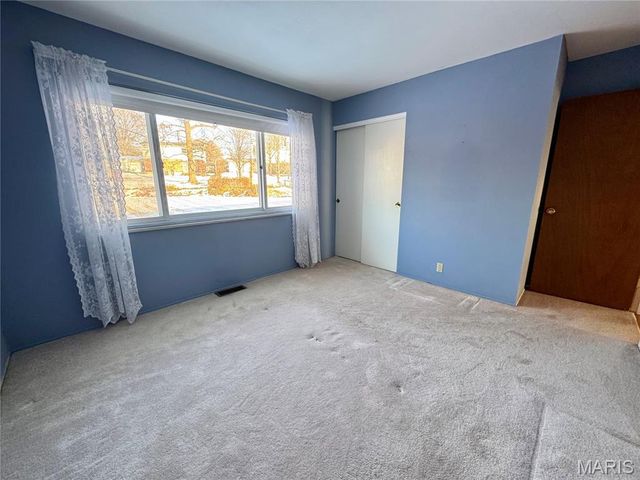 890 Meadowgrass Drive, Florissant, MO 63033