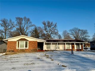 890 Meadowgrass Drive, Florissant, MO 63033