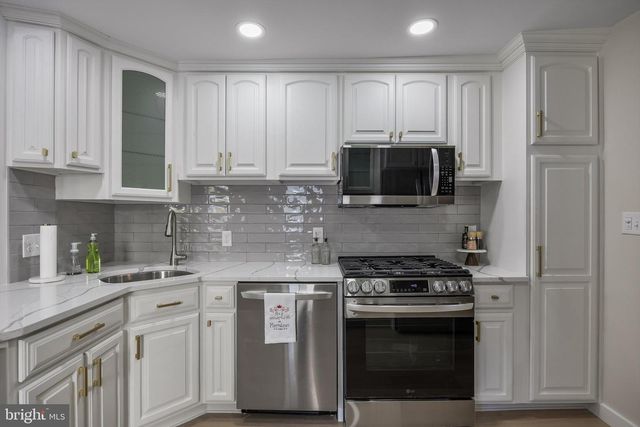 82 E 3RD ST, Moorestown, NJ 08057