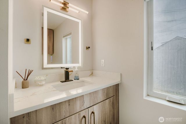 98178 5330 S Creston Street, Seattle, WA 98178