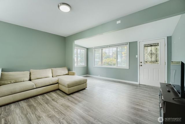 98178 5330 S Creston Street, Seattle, WA 98178