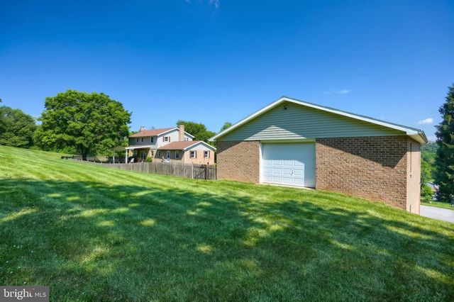715 MEADOWVIEW DR, Red Lion, PA 17356