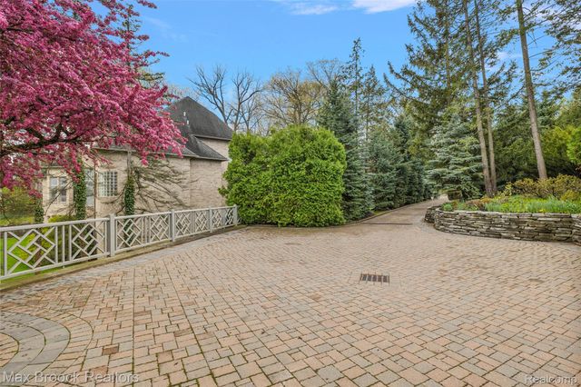 3945 Kirkland Court, Bloomfield Charter Township, MI 48302