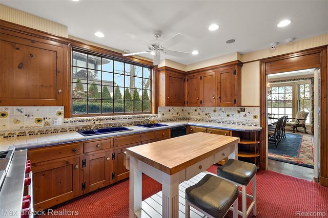 3945 Kirkland Court, Bloomfield Charter Township, MI 48302