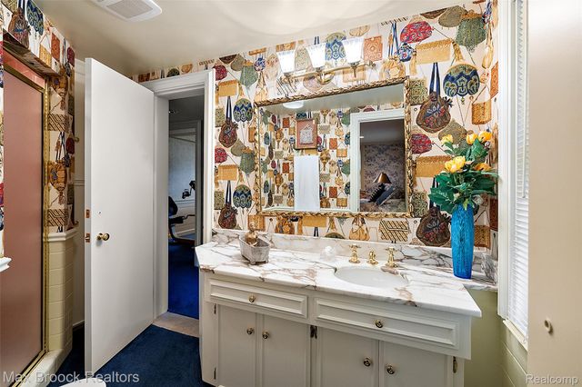3945 Kirkland Court, Bloomfield Charter Township, MI 48302