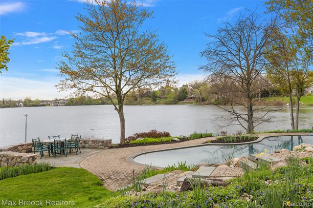 3945 Kirkland Court, Bloomfield Charter Township, MI 48302