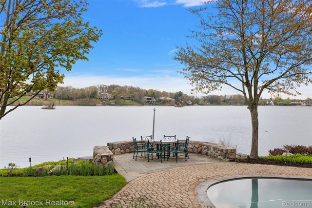3945 Kirkland Court, Bloomfield Charter Township, MI 48302