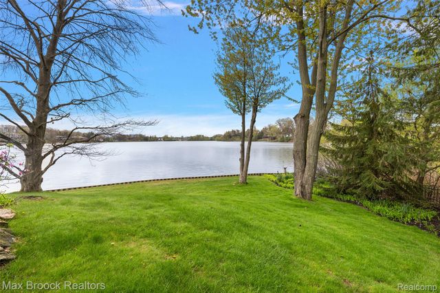 3945 Kirkland Court, Bloomfield Charter Township, MI 48302